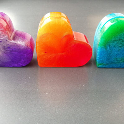 Držalo za fotografije / vizitke / poročne vizitke iz smole, v obliki srca