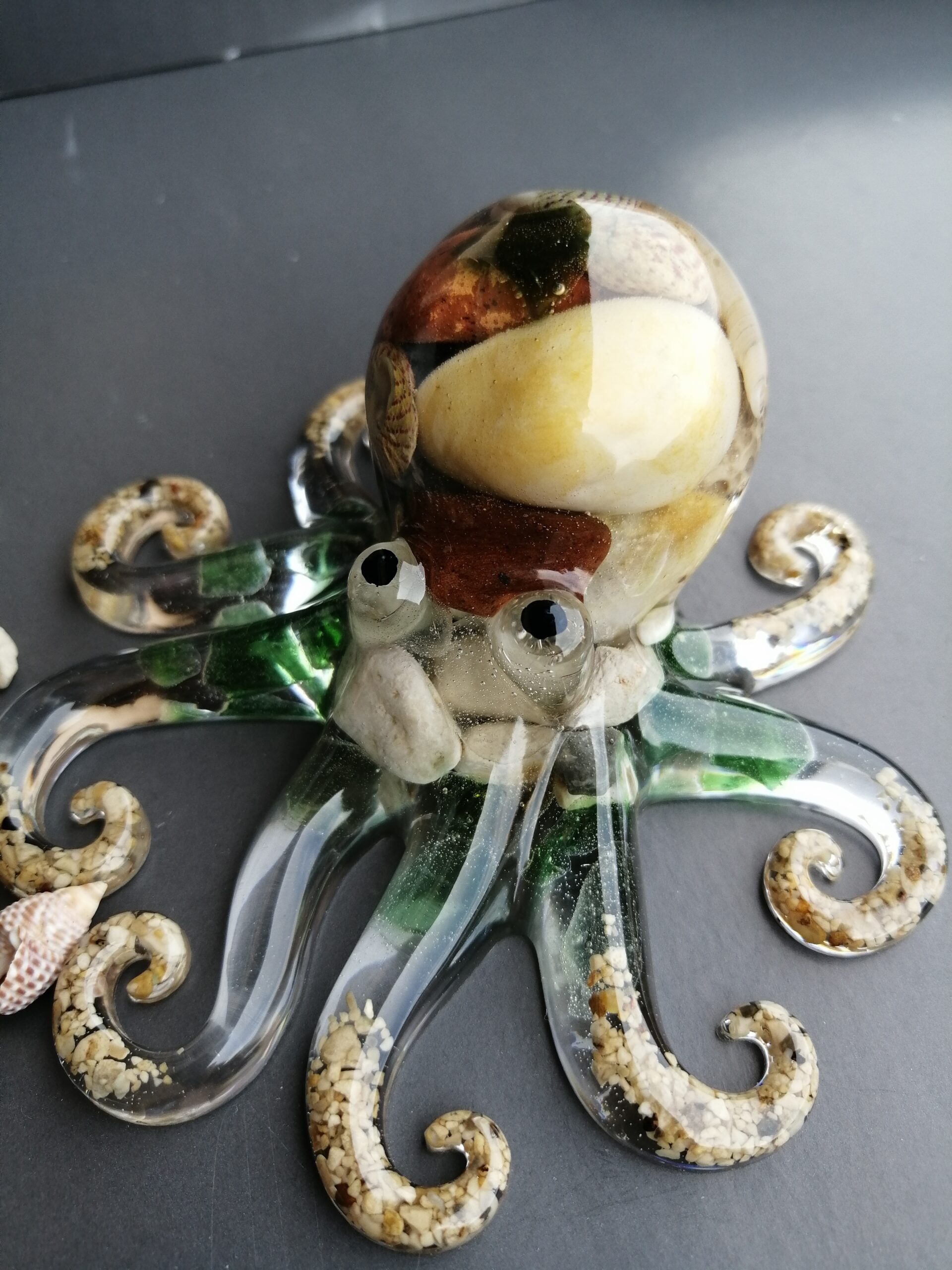 Dekorativna hobotnica iz smole in školjk - Slika 3