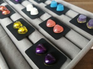 mini_resin_heart_stud_earrings