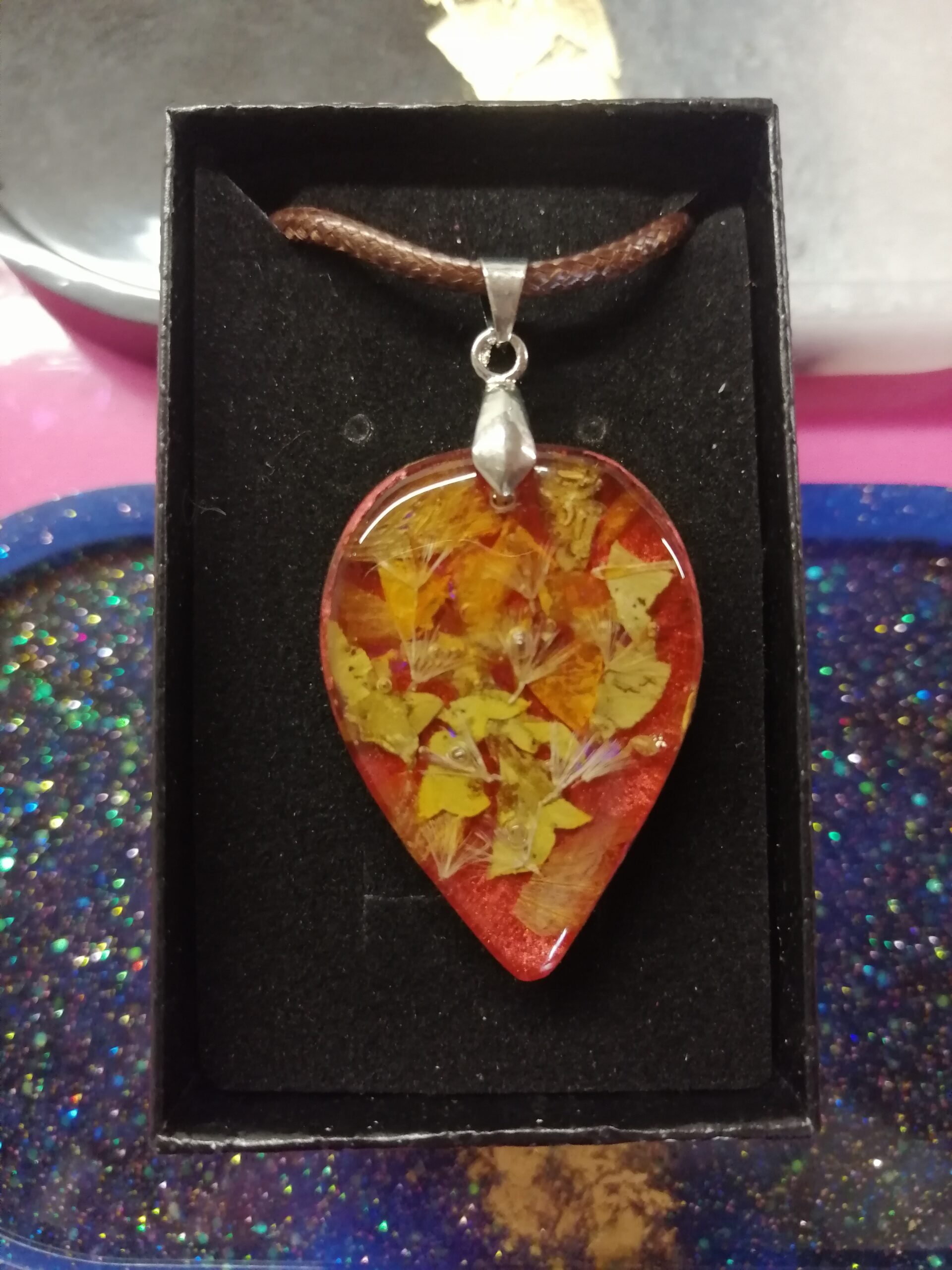 dried_flower_petal_bronze_resin_necklace_box