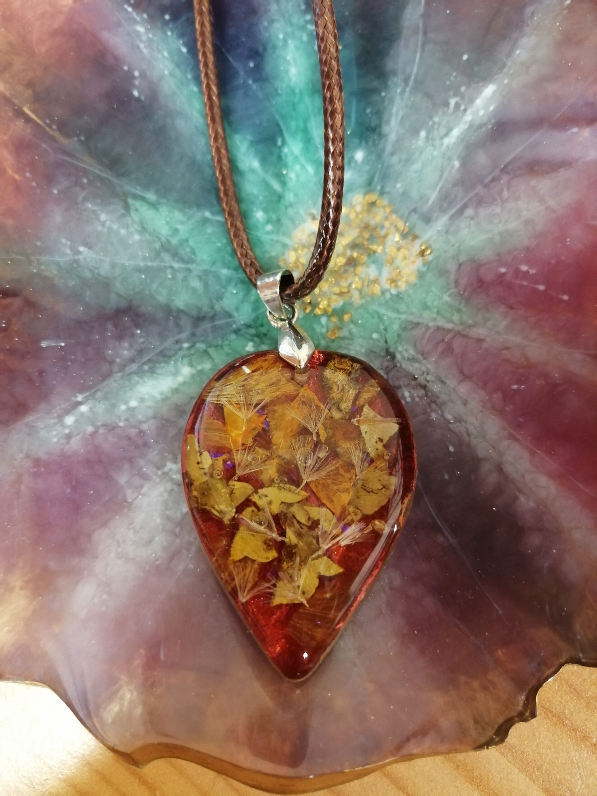 dried_flowers_copper_resin_holographic_necklace