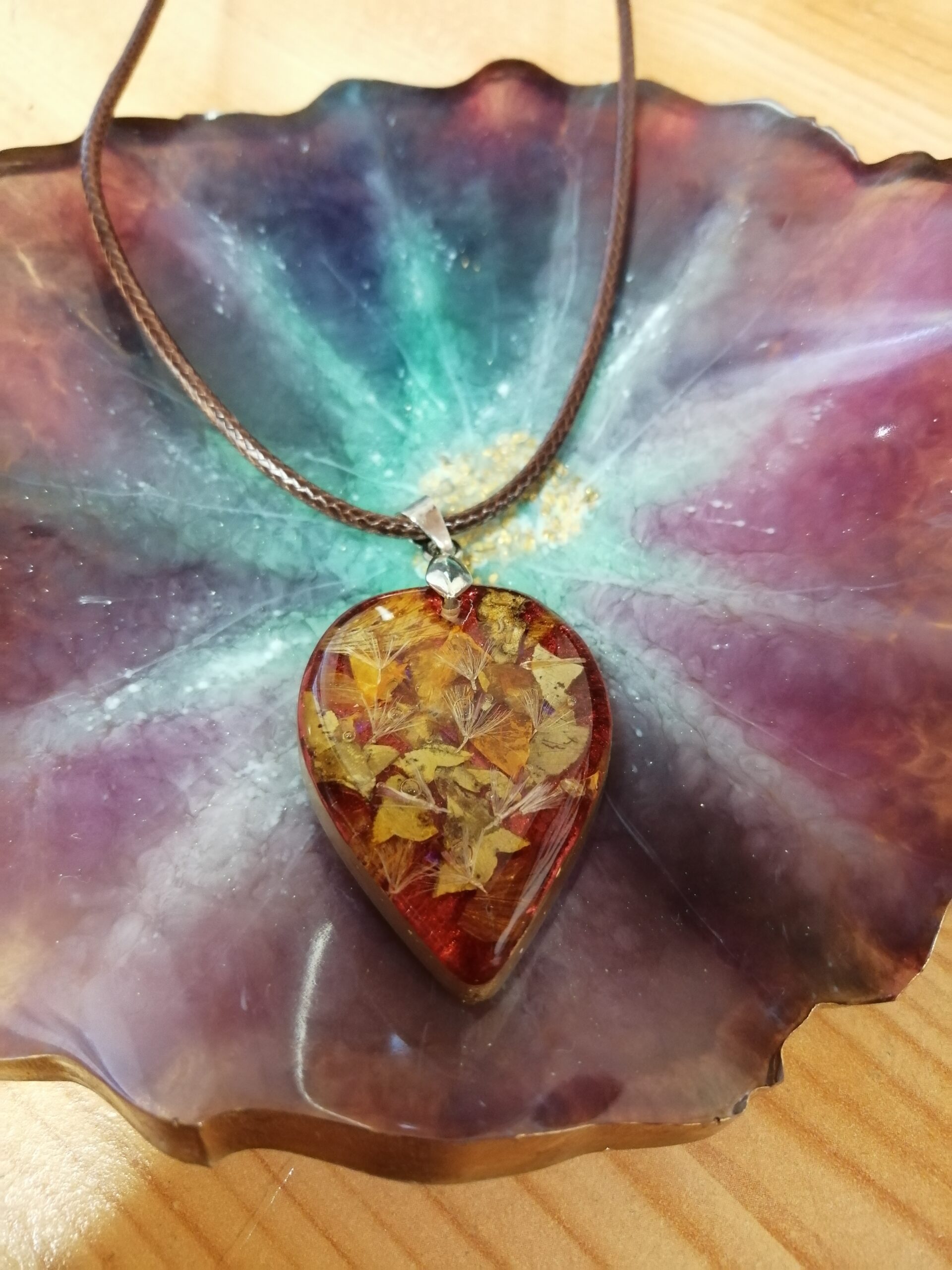 dried_flowers_copper_resin_holographic_necklace